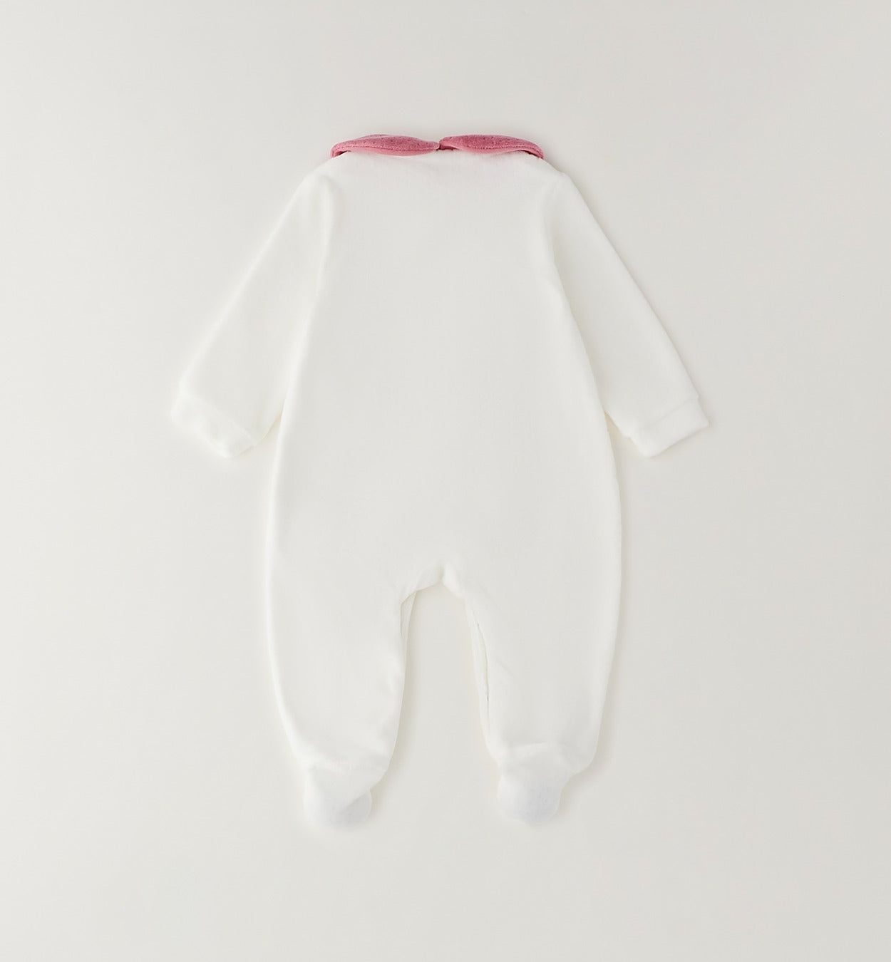 Tutina nascita neonata in ciniglia bianca con colletto rosa, ricami floreali e piedini integrati