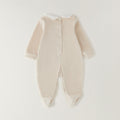 Tutina neonata in ciniglia beige vista posteriore con apertura a bottoncini – abbigliamento primi mesi