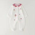 Tutina nascita neonata in ciniglia bianca con colletto rosa, ricami floreali e piedini integrati
