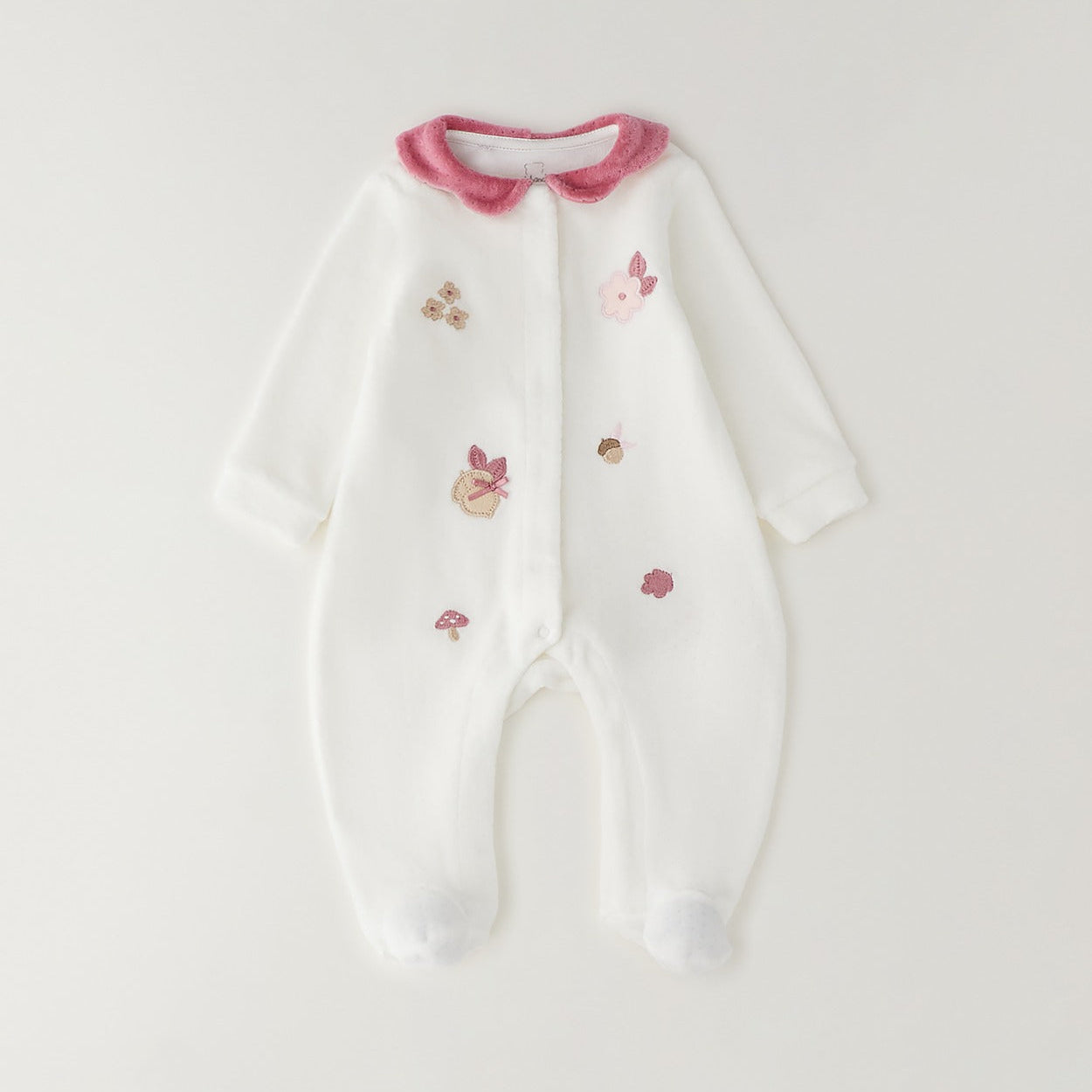 Tutina nascita neonata in ciniglia bianca con colletto rosa, ricami floreali e piedini integrati