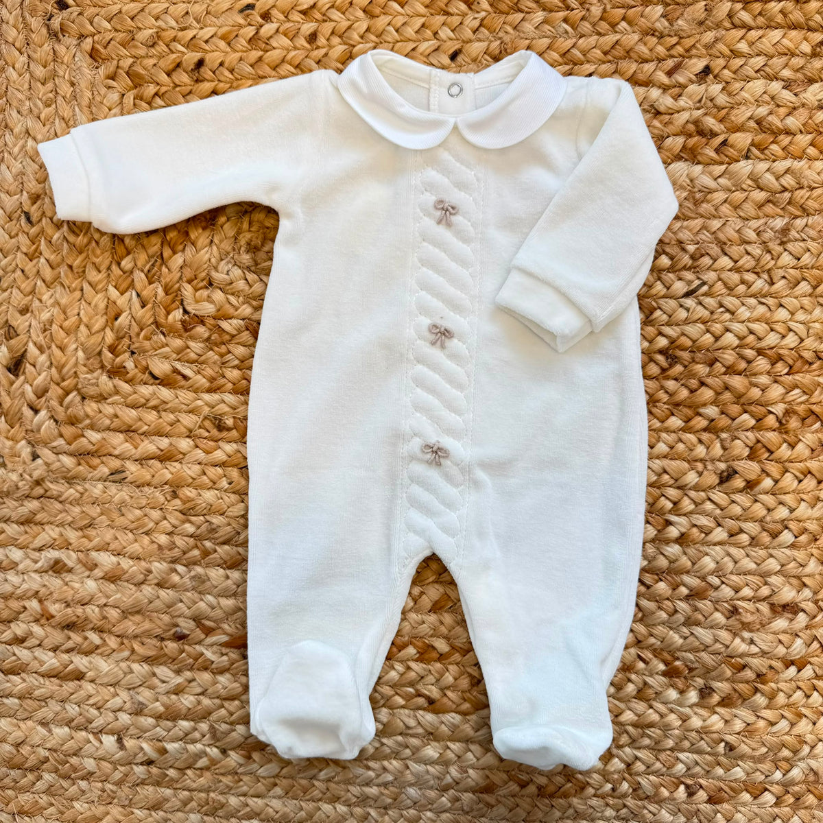 Tutina neonata in ciniglia color latte e beige con fiocchetti ricamati, ideale per corredino nascita