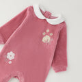 Tutina ciniglia neonata rosa con piedini e ricami, ideale per prima nascita e uscita clinica