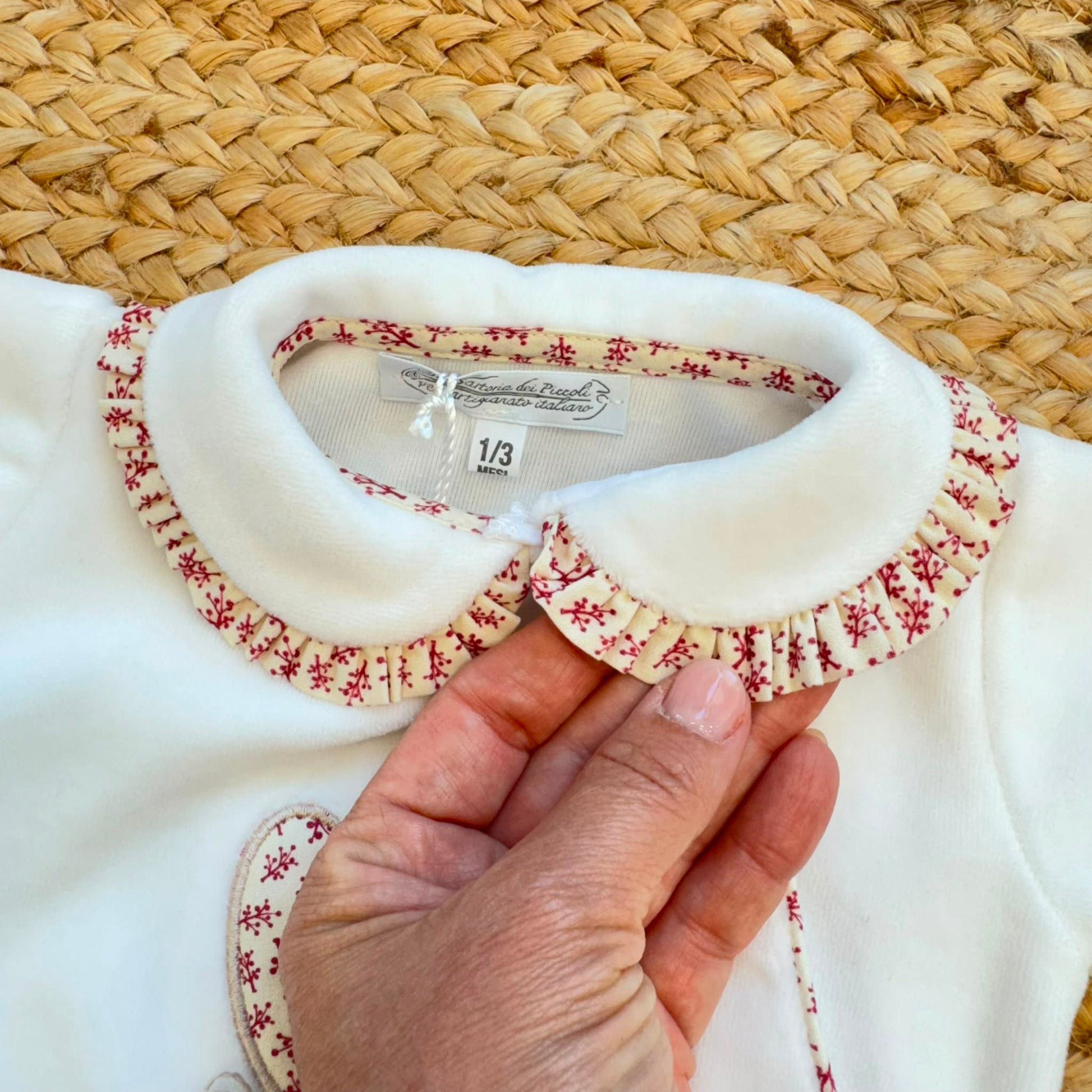 Tutina neonata con apertura laterale in cotone e poliestere con ricamo orsetta e colletto floreale