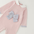 Tutina neonata rosa e grigio con fiocco, colletto bianco e finiture ai polsini per corredino nascita.