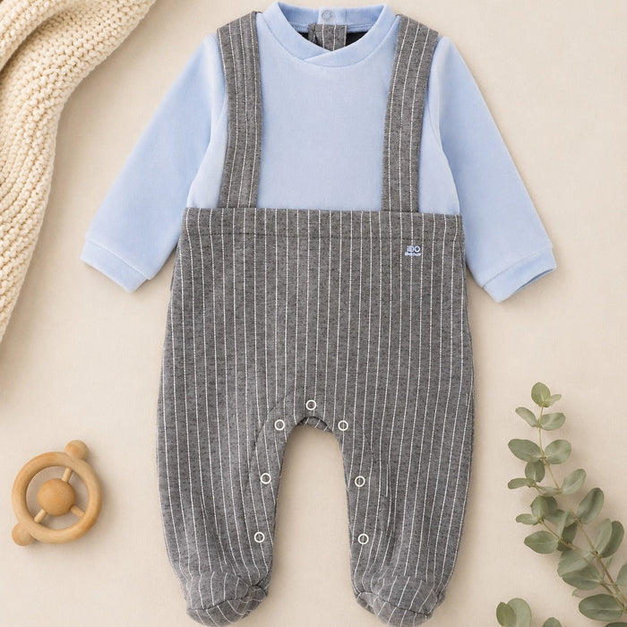 Tutina nascita neonato in ciniglia azzurra con salopette grigia gessata, ideale per corredino nascita, set nascita e primo cambio.