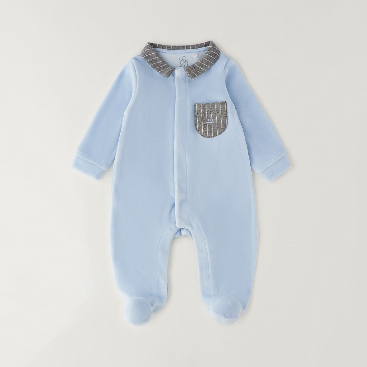 Tutina neonato in ciniglia azzurra con colletto e taschino grigio a righe, ideale per corredino nascita