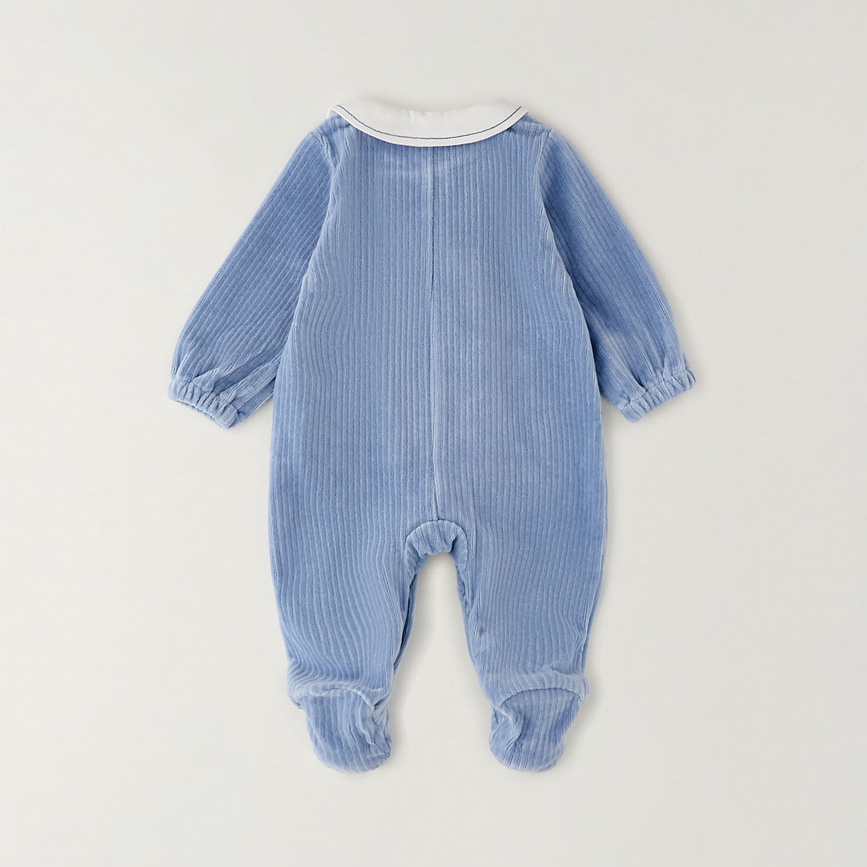 Tutina neonato in ciniglia azzurra a costine con colletto bianco ricamato e piedini
