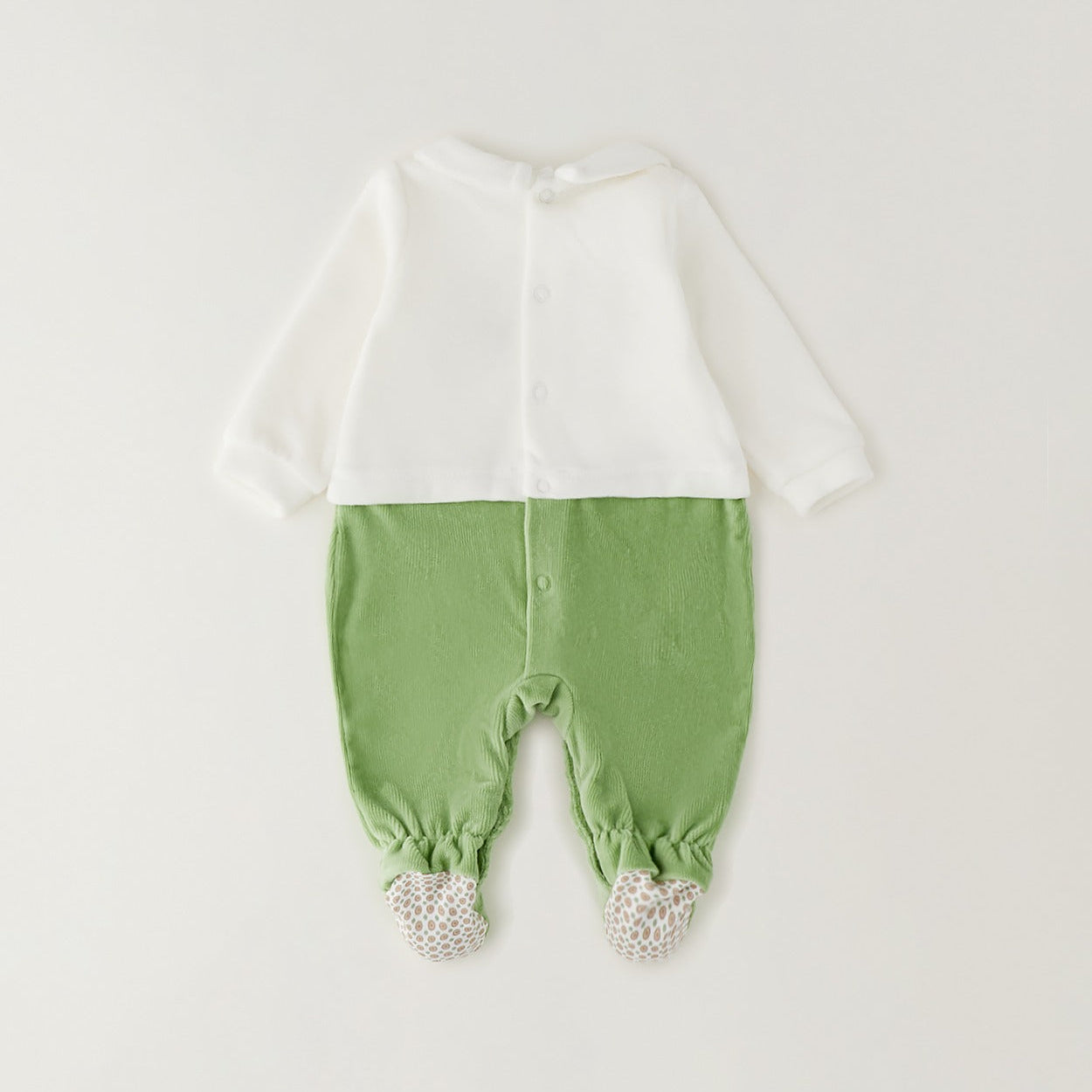 Tutina neonato in ciniglia verde e panna con piedini e chiusura posteriore con bottoni automatici.