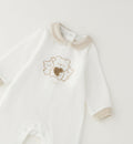Tutina unisex in ciniglia panna e beige con ricamo orsetti e piedini, ideale per corredino nascita e baby shower