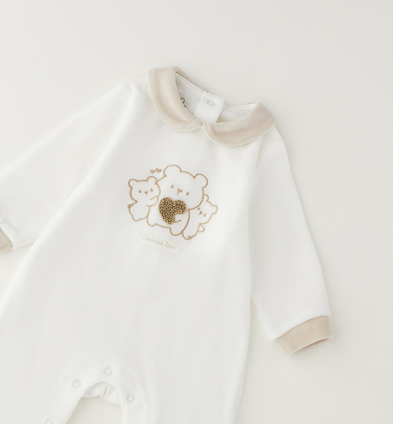 Tutina unisex in ciniglia panna e beige con ricamo orsetti e piedini, ideale per corredino nascita e baby shower