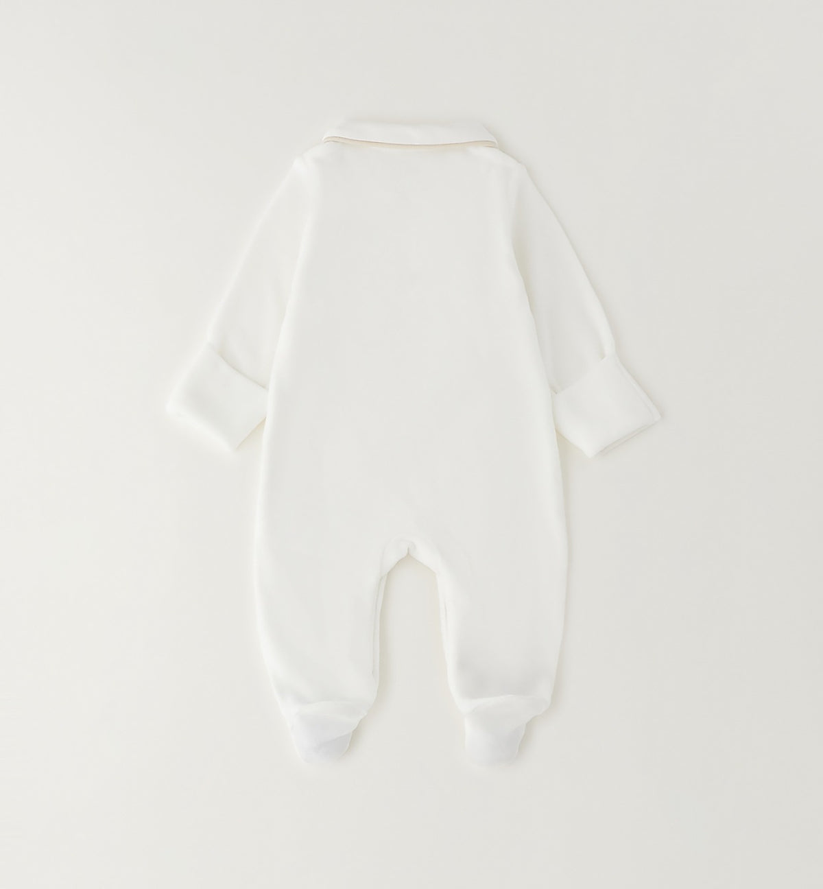 Tutina unisex in ciniglia panna con colletto, ricamo cuore e piedini per corredino nascita e baby shower