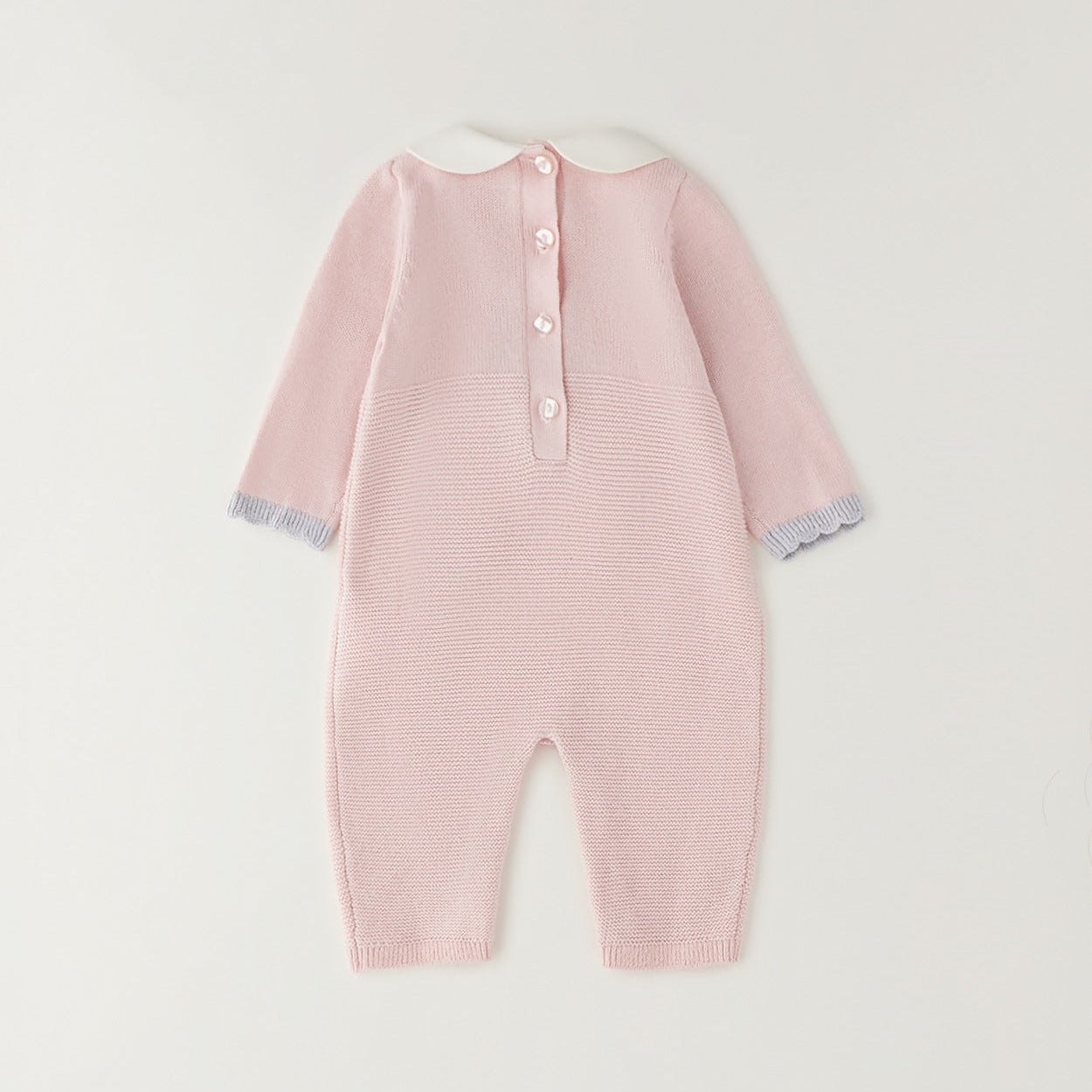Tutina neonata rosa e grigio con fiocco, colletto bianco e finiture ai polsini per corredino nascita.