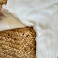Uscita clinica neonata in pura lana bianco latte con tutina, copertina, cappellino e scarpette con fiorellini gialli.