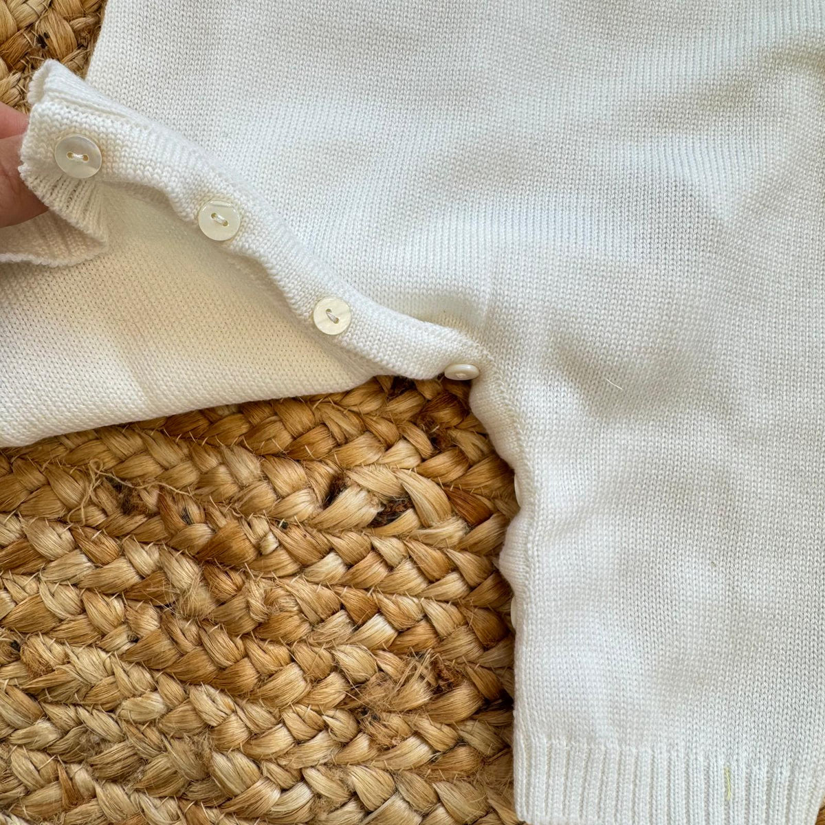 Uscita clinica neonata in pura lana bianco latte con tutina, copertina, cappellino e scarpette con fiorellini gialli.