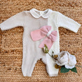 Tutina neonata in maglia bicolore panna e beige con maxi fiocco rosa, ideale per l’autunno inverno
