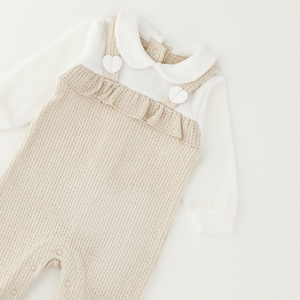 Tutina neonata in ciniglia beige con colletto bianco e piedini – set nascita neonata