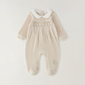 Tutina neonata in ciniglia beige vista posteriore con apertura a bottoncini – abbigliamento primi mesi