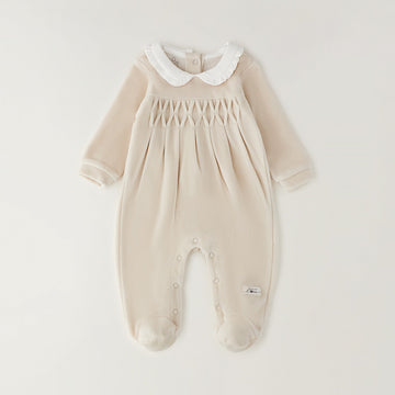 Tutina neonata in ciniglia beige vista posteriore con apertura a bottoncini – abbigliamento primi mesi