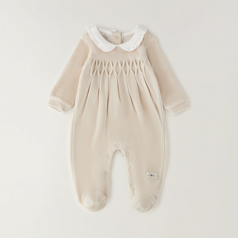 Tutina neonata in ciniglia beige con lavorazione smock