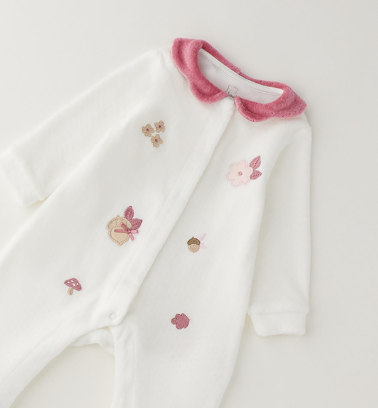 Tutina nascita neonata in ciniglia bianca con colletto rosa, ricami floreali e piedini integrati