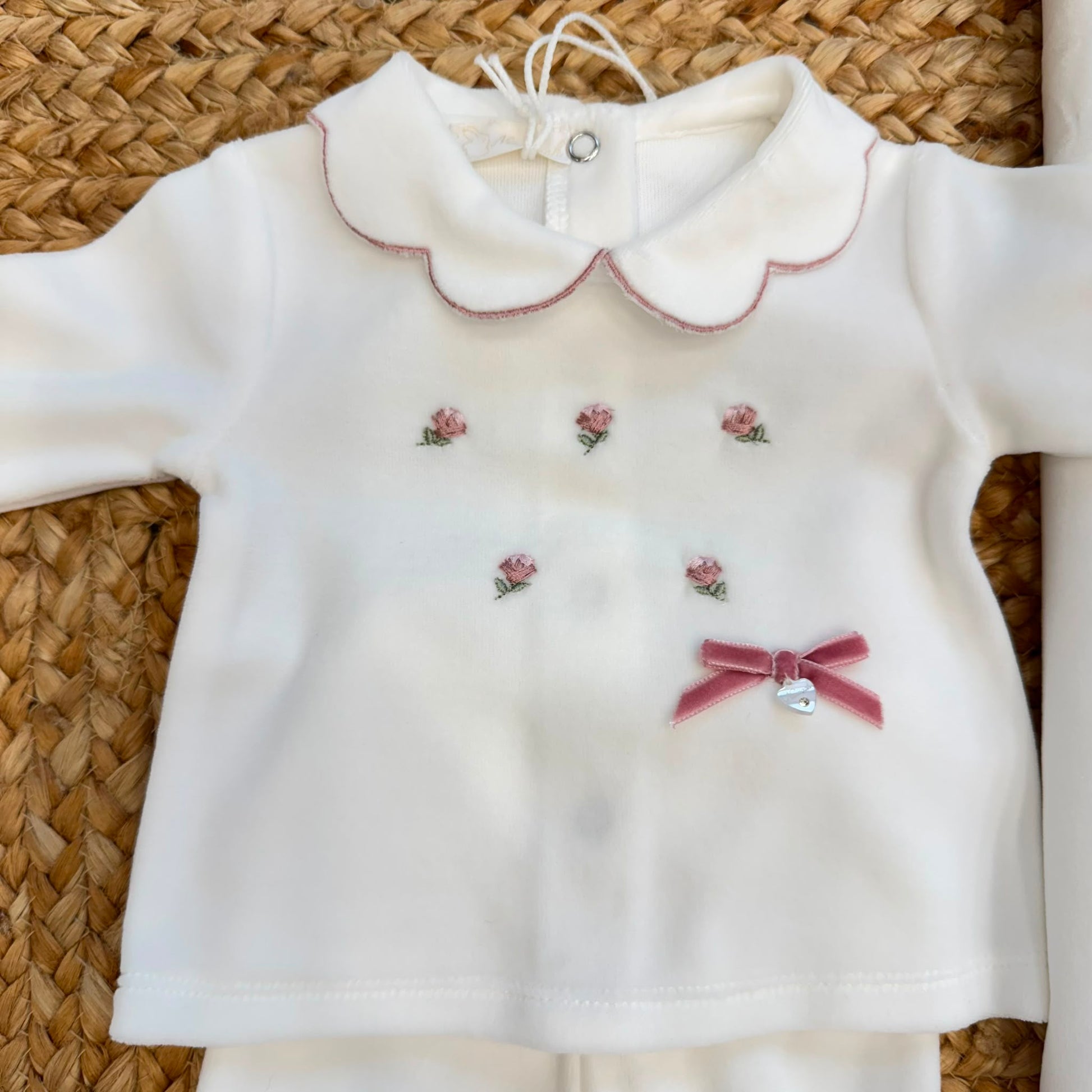 Uscita clinica neonata in ciniglia panna con copertina sfoderabile e fiocchi rosa Made in Italy.