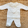 Completo nascita neonata in ciniglia color latte con cuore ricamato e pantalone con piedini