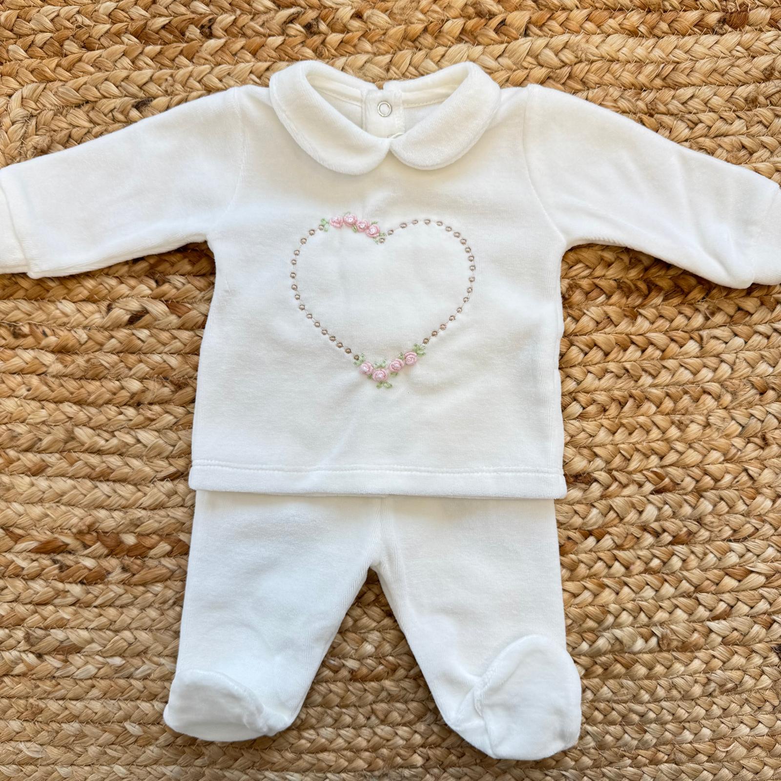 Completo nascita neonata in ciniglia color latte con cuore ricamato e pantalone con piedini