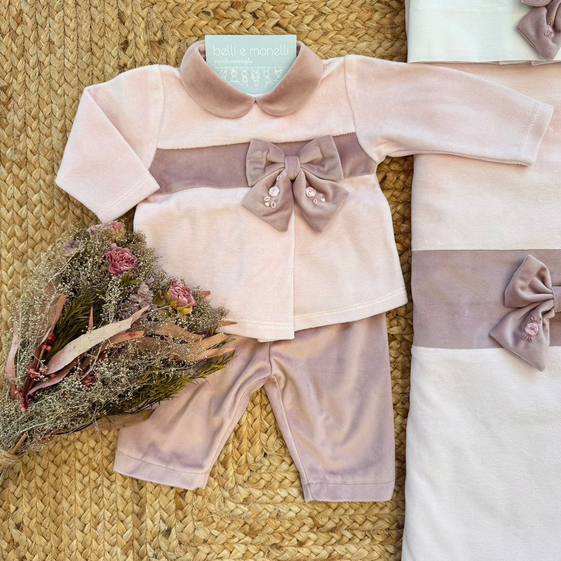 corredino neonata in ciniglia rosa con piumoncino sfoderabile e fiocchi ricamati