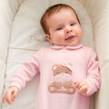 Tutina neonata in ciniglia rosa con orsetto e cuore indossata da neonata