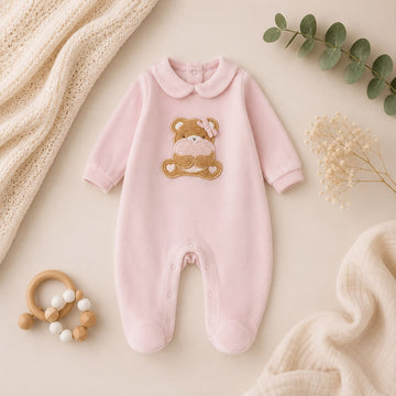 Tutina neonata in ciniglia rosa con orsetto e cuore indossata da neonata