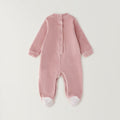 Retro tutina neonata in ciniglia rosa con chiusura a bottoncini e dettaglio a quadretti sui piedini.