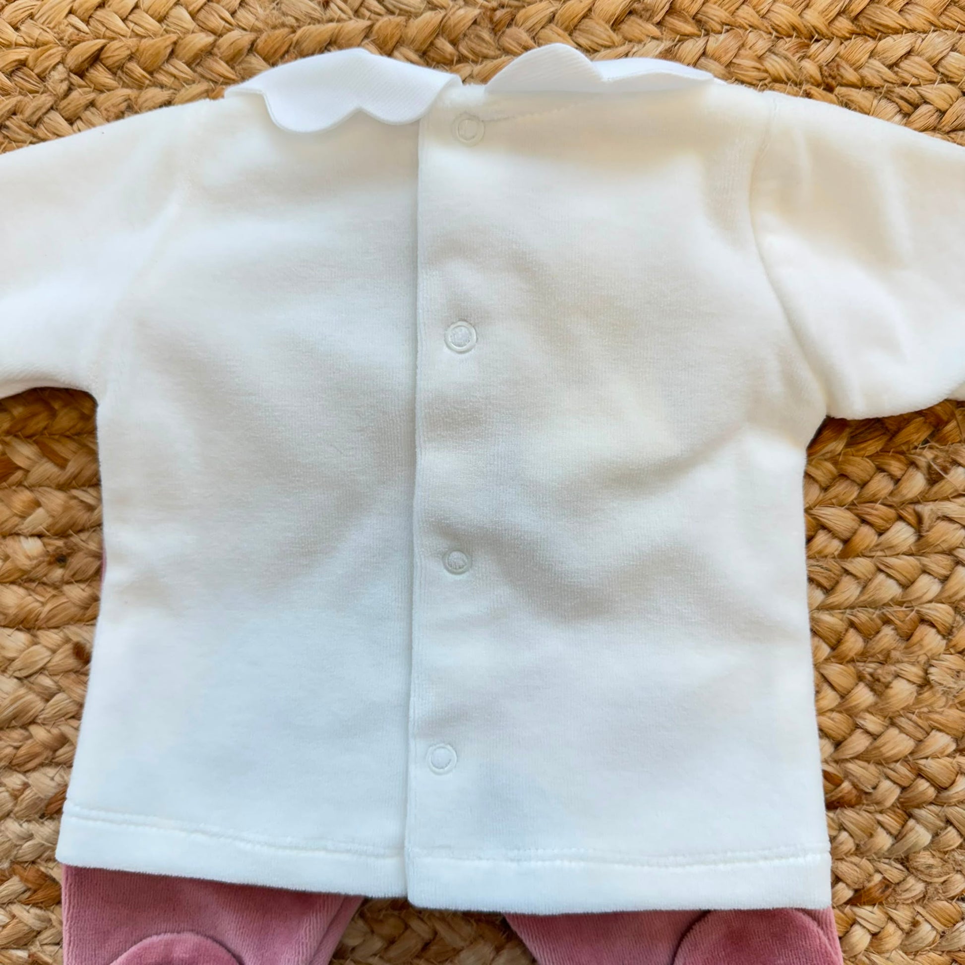 Tutina neonata in ciniglia rosa antico e latte con ricami floreali, completo nascita bambina