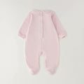 Tutina neonata in ciniglia rosa con orsetto e cuore indossata da neonata