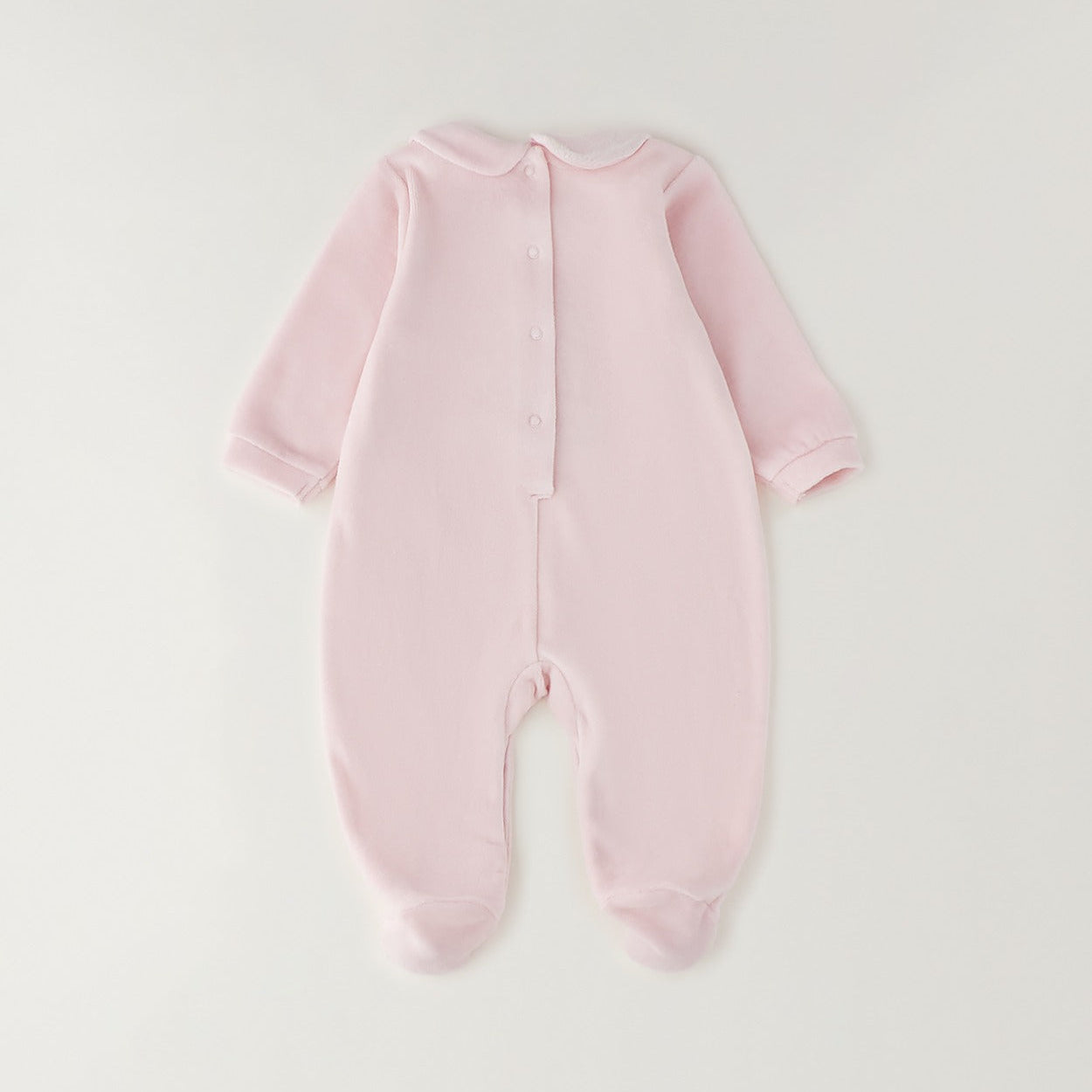 Tutina neonata in ciniglia rosa con orsetto e cuore indossata da neonata