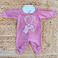 Tutina neonata in ciniglia rosa con ricamo floreale e fiocco elegante