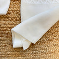 Uscita clinica neonata in pura lana bianco latte con tutina, copertina, cappellino e scarpette con fiorellini gialli.