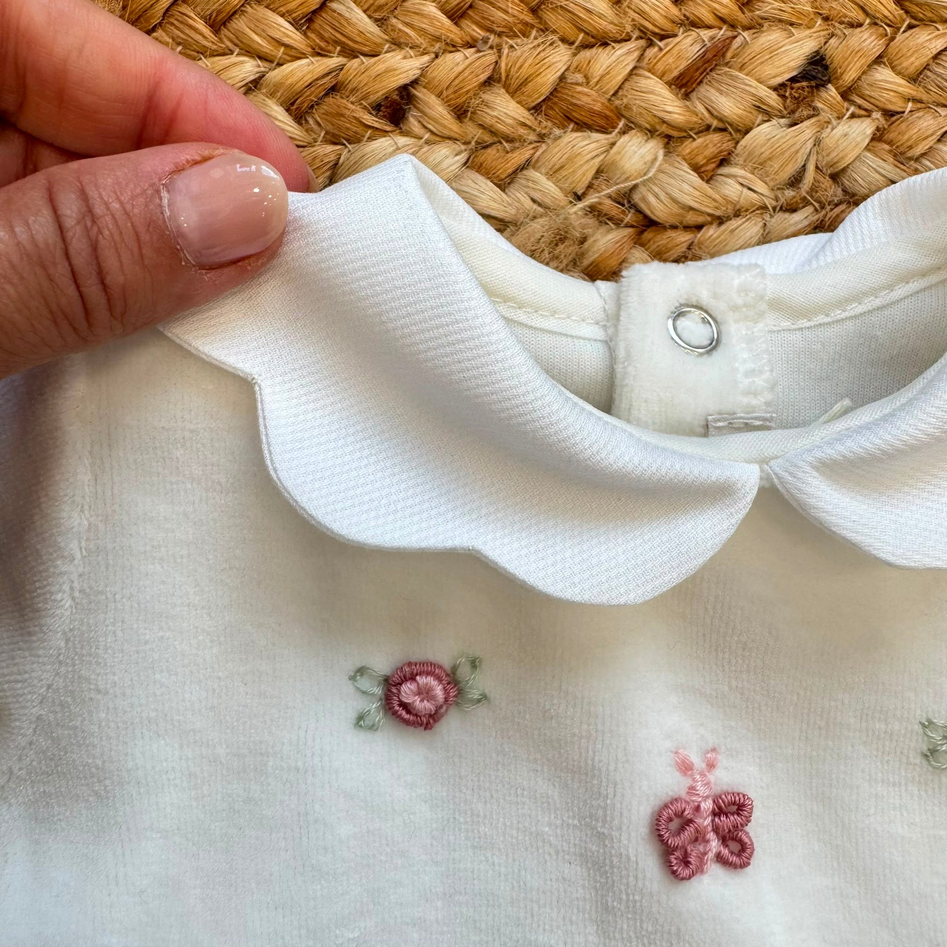 Tutina neonata in ciniglia rosa antico e latte con ricami floreali, completo nascita bambina