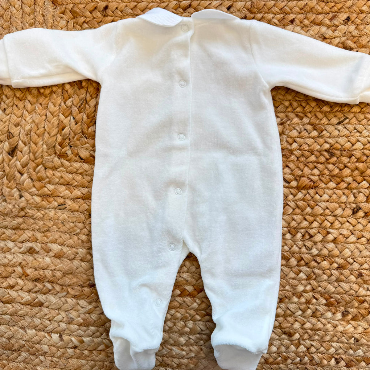 Tutina neonata in ciniglia color latte e beige con fiocchetti ricamati, ideale per corredino nascita