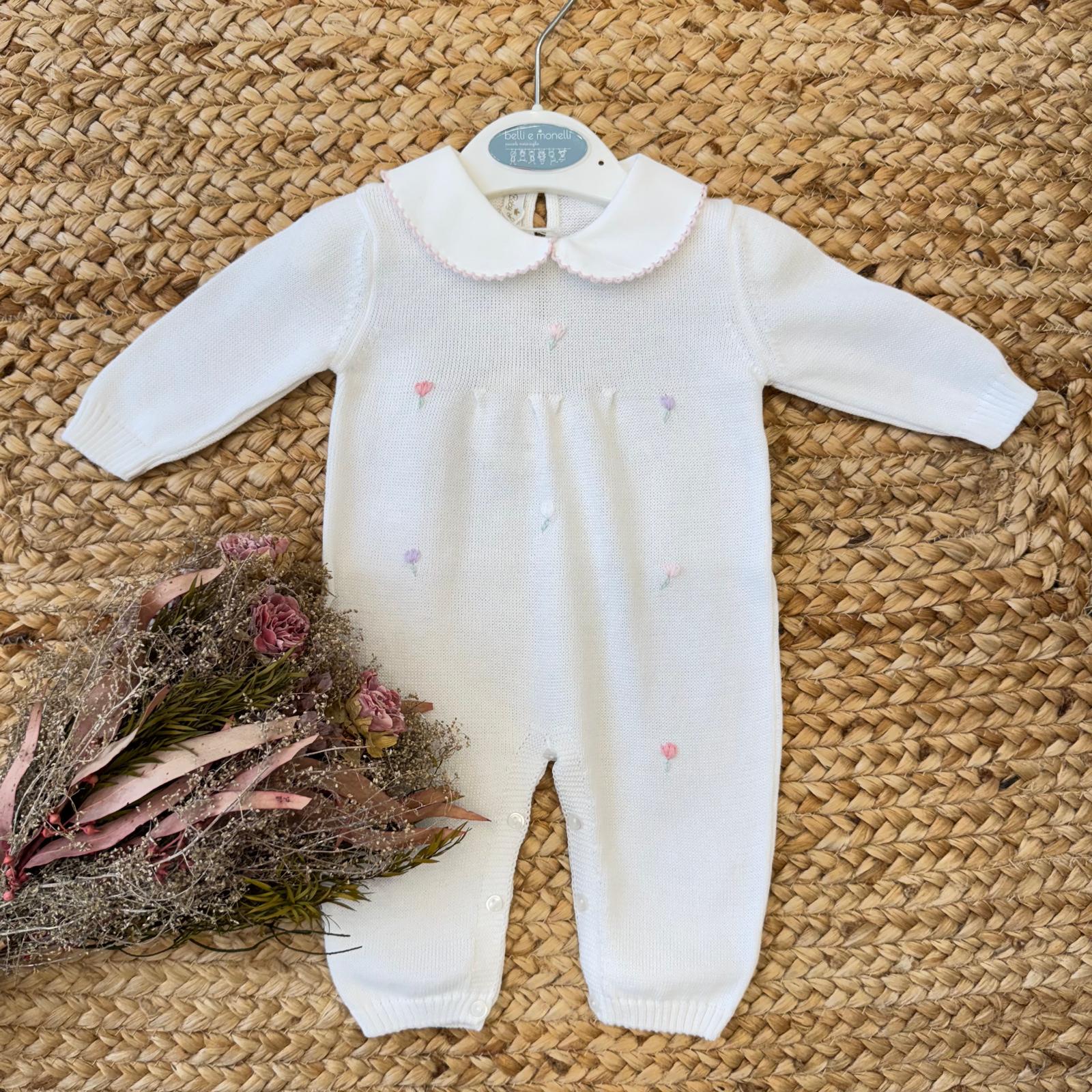 Apertura con bottoni al cavallo su tutina neonata in cotone