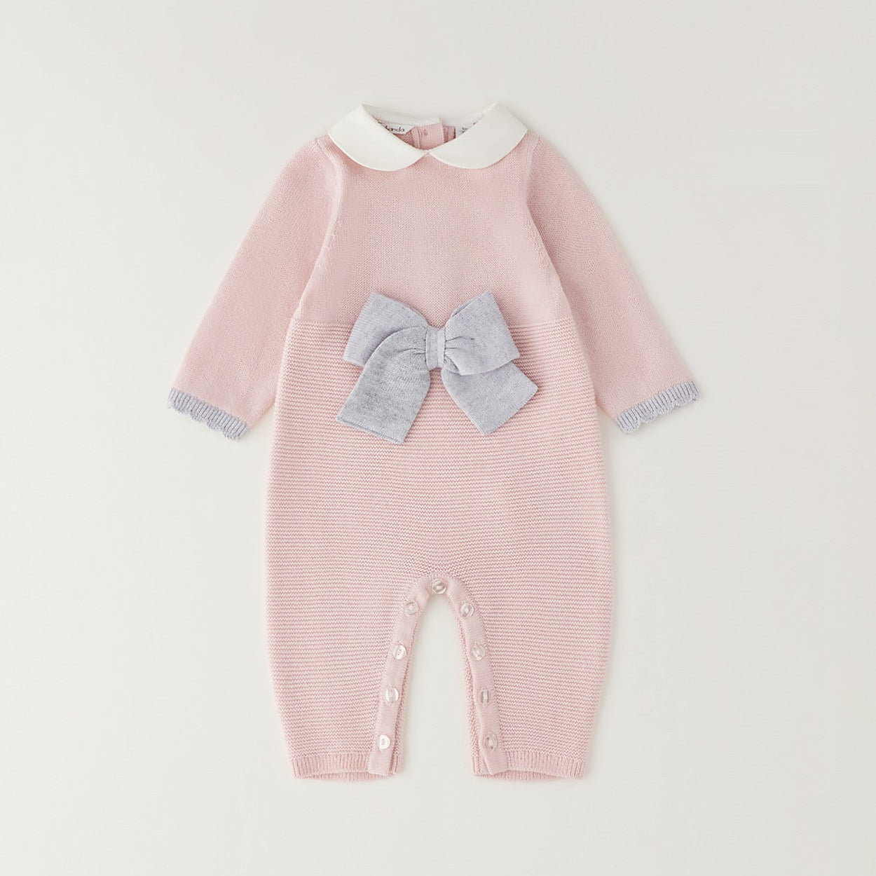 Tutina neonata rosa e grigio con fiocco, colletto bianco e finiture ai polsini per corredino nascita.
