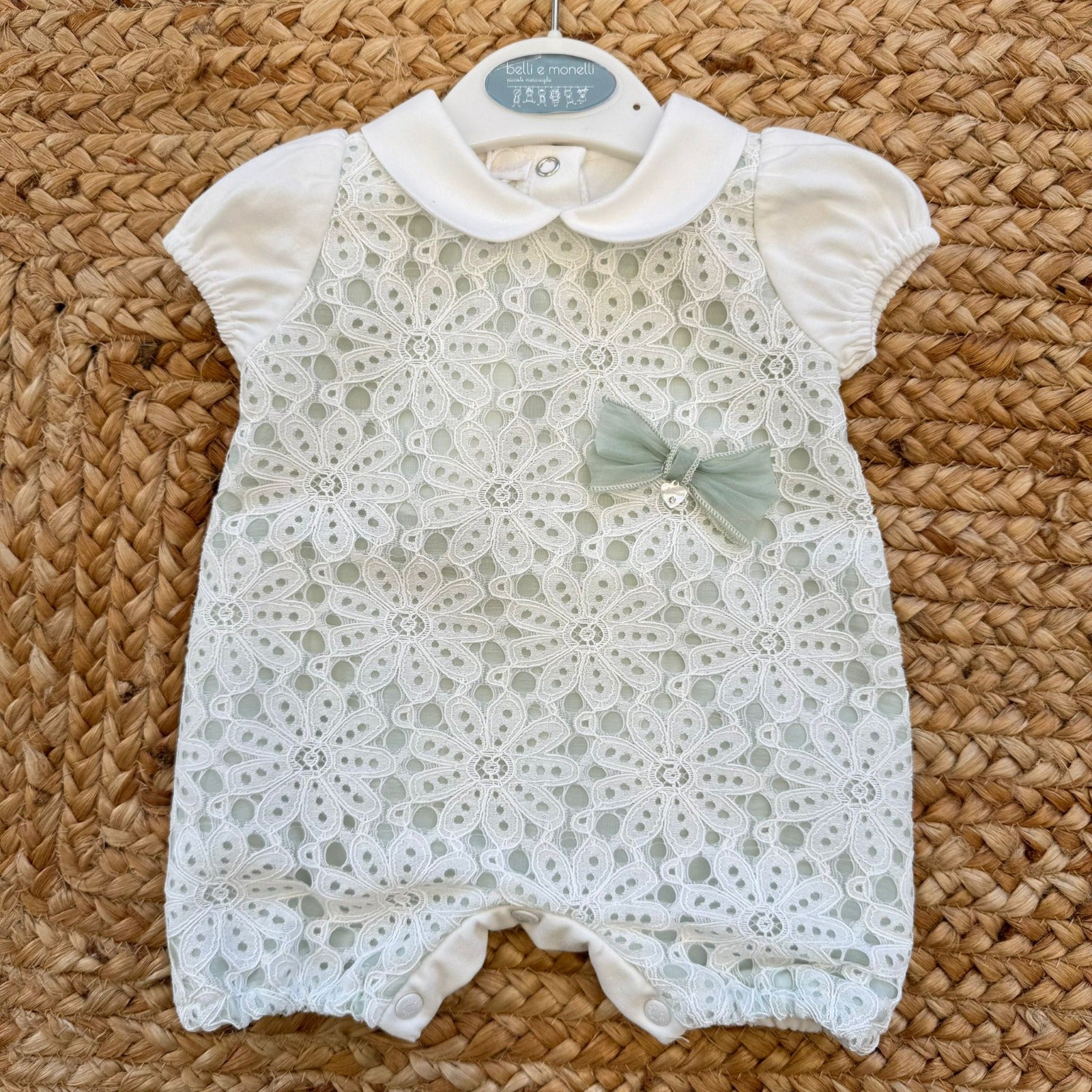 Tutina neonata in cotone con macramè floreale