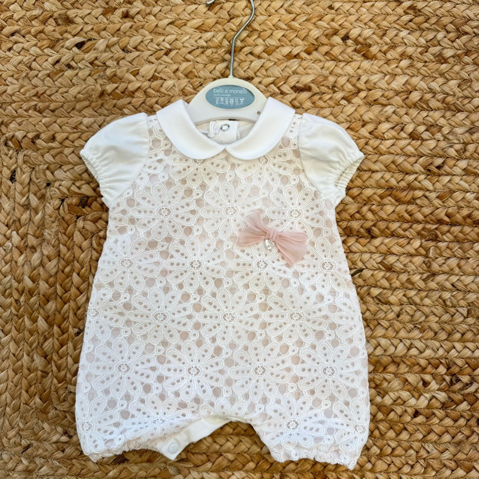 Tutina neonata in cotone con inserto in macramè floreale