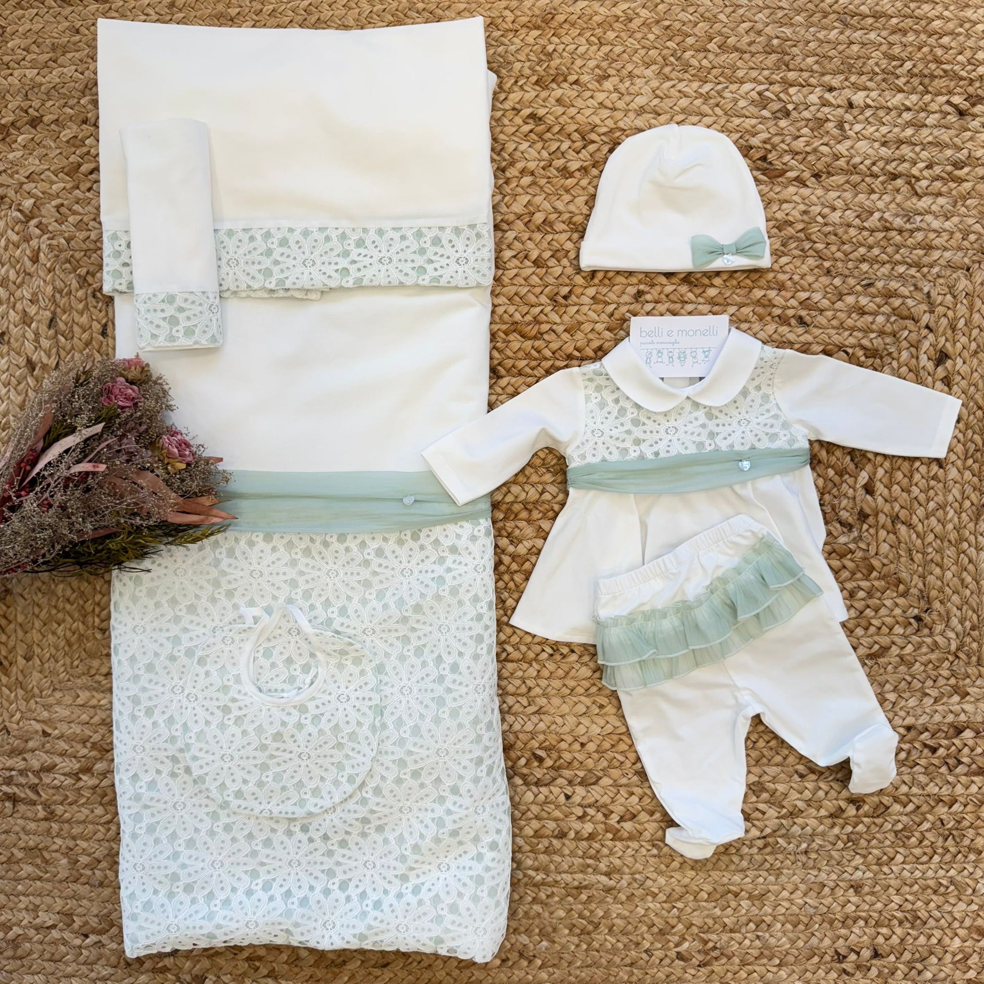 uscita clinica neonata cotone con macramè verde salvia