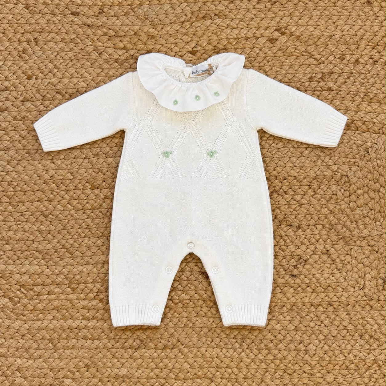 Tutina intera neonata 50% lana e 50% acrilico bianca con dettagli verde salvia e fiorellini, ideale per corredino nascita.