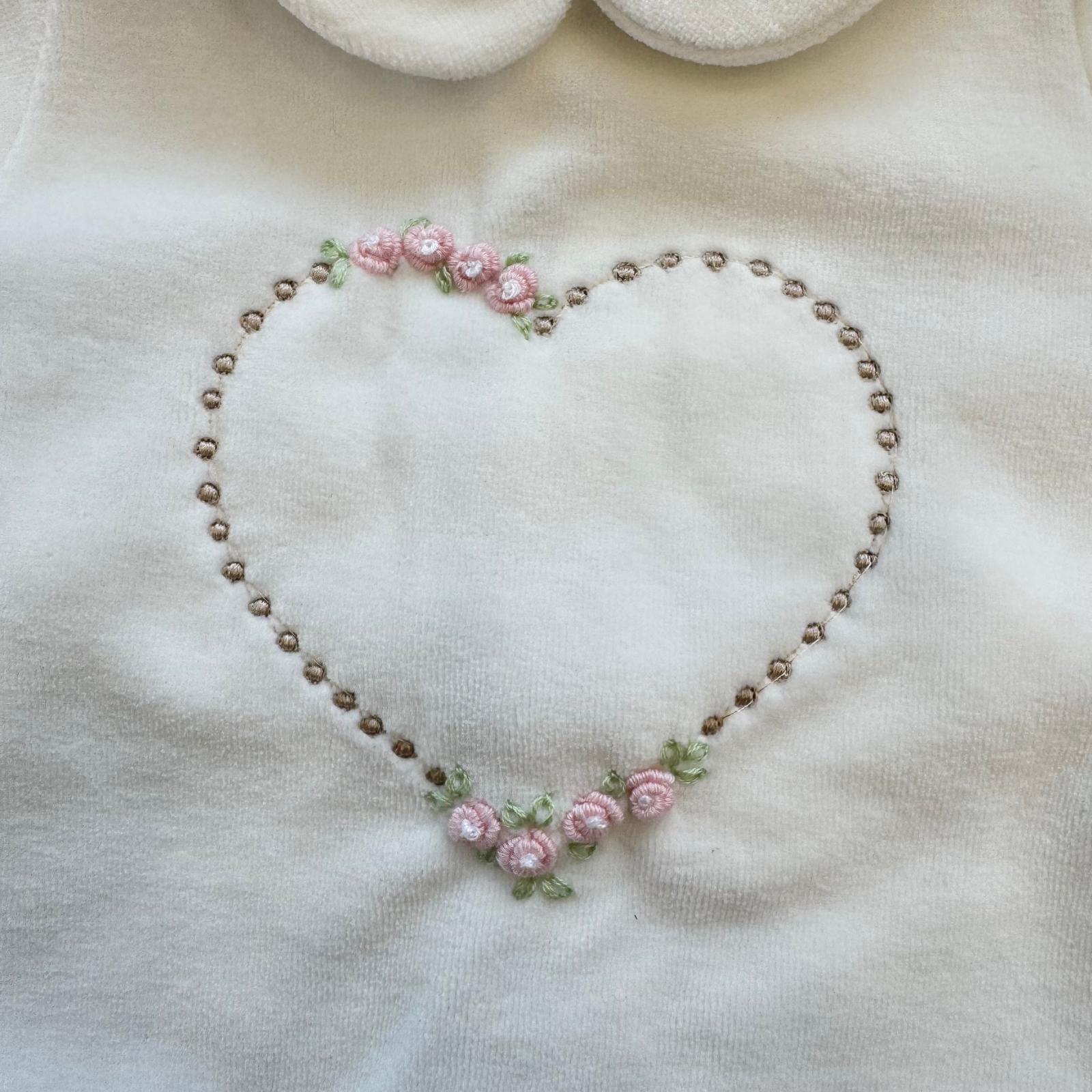 Completo nascita neonata in ciniglia color latte con cuore ricamato e pantalone con piedini