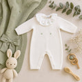 Tutina intera neonata 50% lana e 50% acrilico bianca con dettagli verde salvia e fiorellini, ideale per corredino nascita.