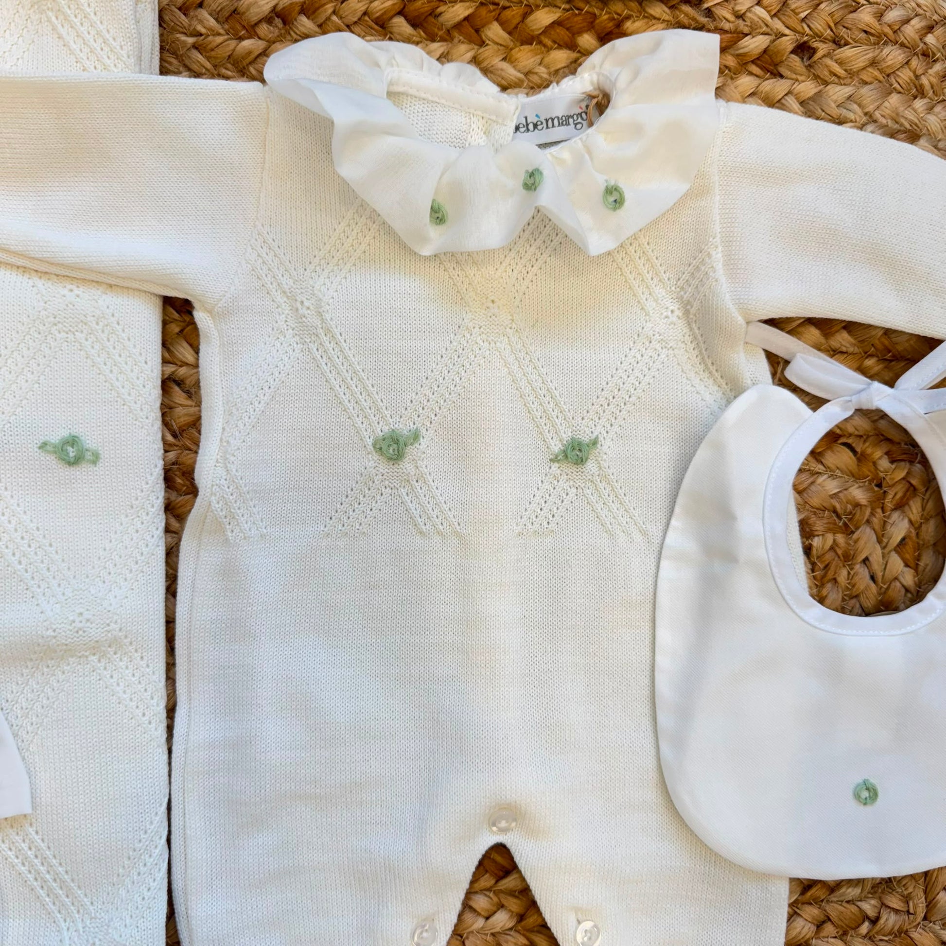 Uscita clinica neonata panna e verde salvia con tutina, copertina, cappellino, scarpine e accessori coordinati