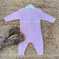 Tutina neonata rosa in cotone con colletto ruches e fiore applicato fronte