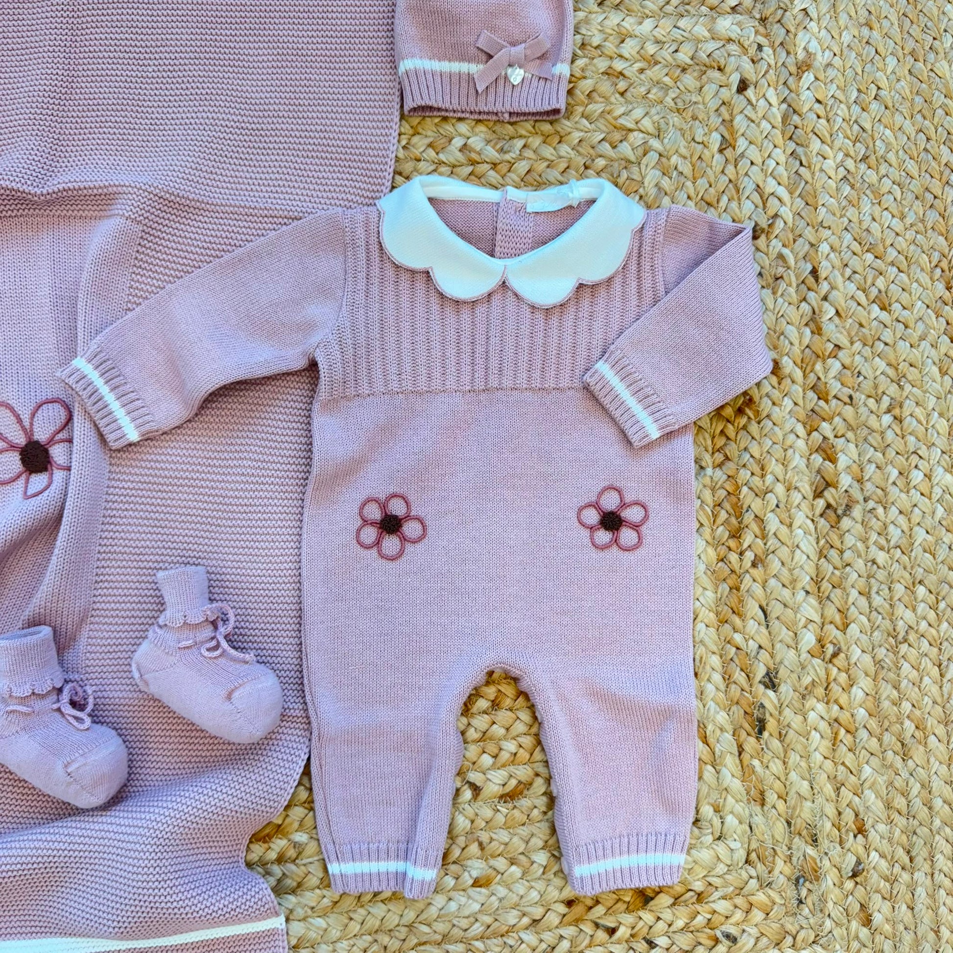 Uscita clinica neonata rosa completa con copertina, tutina, cappellino e scarpine Made in Italy.