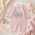 Tutina neonata rosa e grigio con fiocco, colletto bianco e finiture ai polsini per corredino nascita.